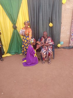 Elder OJUBANIRE J.O. Presenting an award to OLADELE GRACE